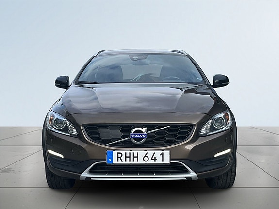 Volvo V60 Cross Country 2 of 5