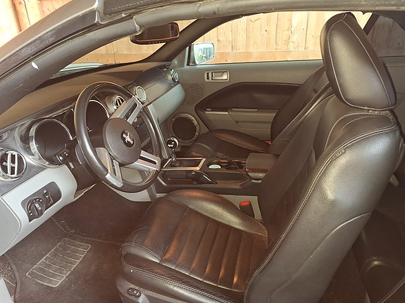 Ford Mustang 5 of 6