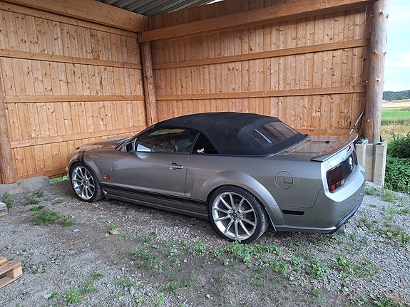 Ford Mustang 2 of 6