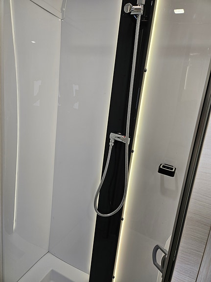 Caravelair Artica 586 family 8 of 8