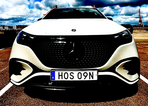 Mercedes-Benz EQE SUV 3 of 9
