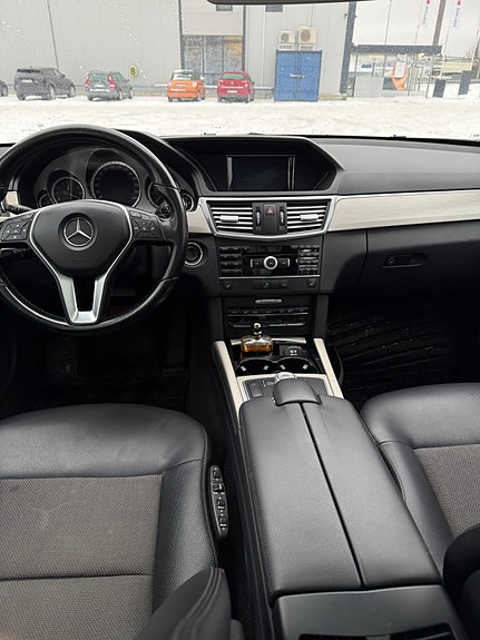 Mercedes-Benz E250 9 of 14
