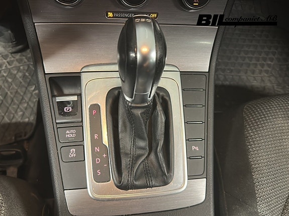 Volkswagen Passat 12 of 15