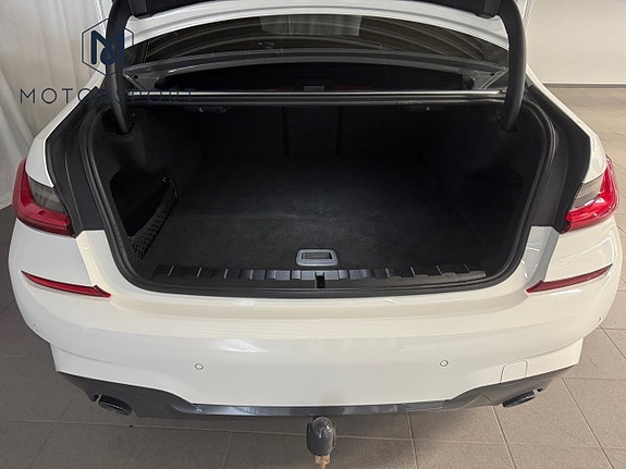 BMW 330e 19 of 19
