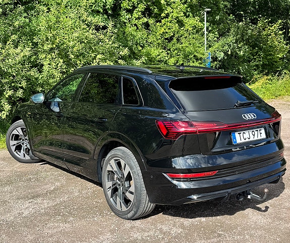 Audi e-tron 3 of 5