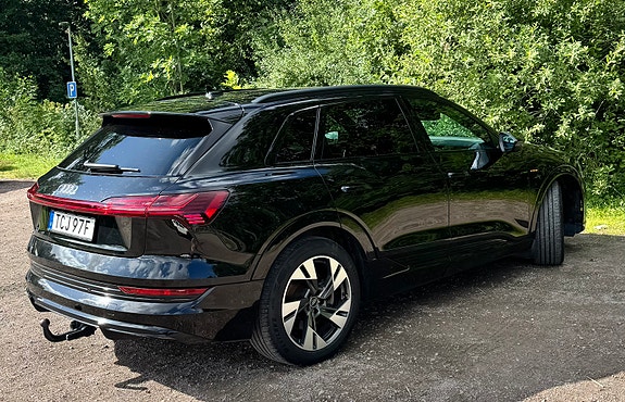 Audi e-tron 4 of 5