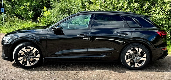 Audi e-tron 2 of 5