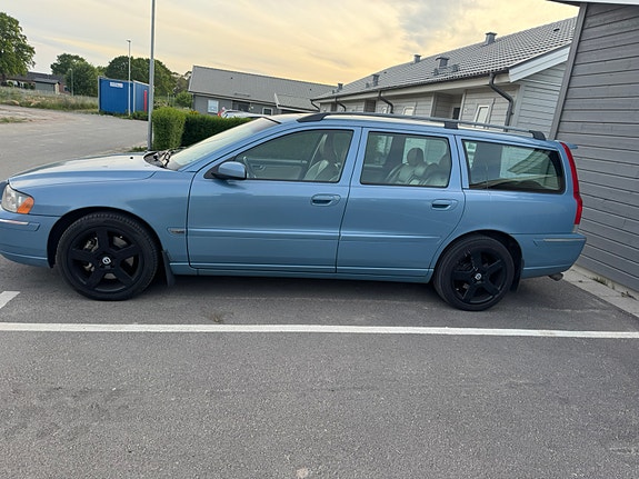 Volvo V70 2 of 3