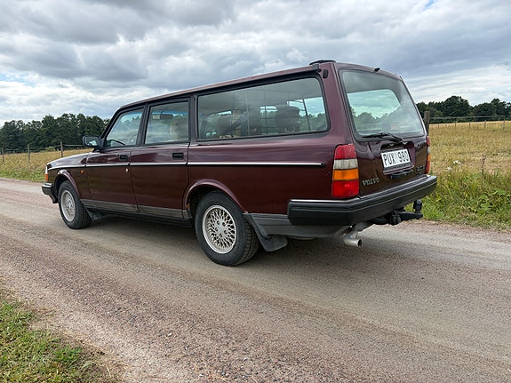 Volvo 240 2 of 5