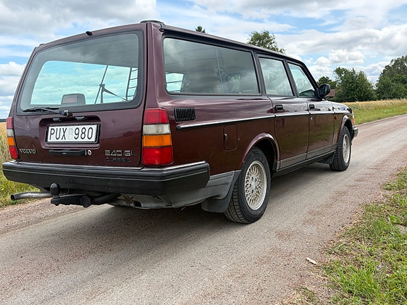 Volvo 240 3 of 5
