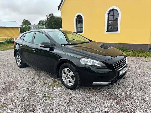 Volvo V40 2 of 6
