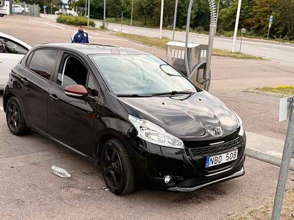 Peugeot 208 2 of 5