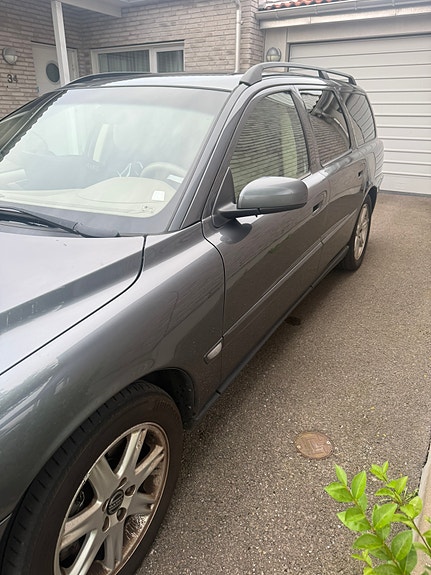 Volvo V70 3 of 9