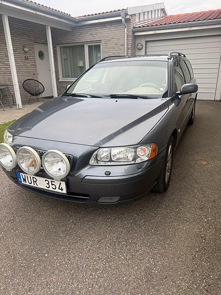 Volvo V70 2 of 9