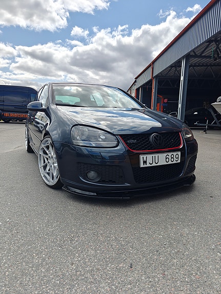 Volkswagen Golf V 2 of 5