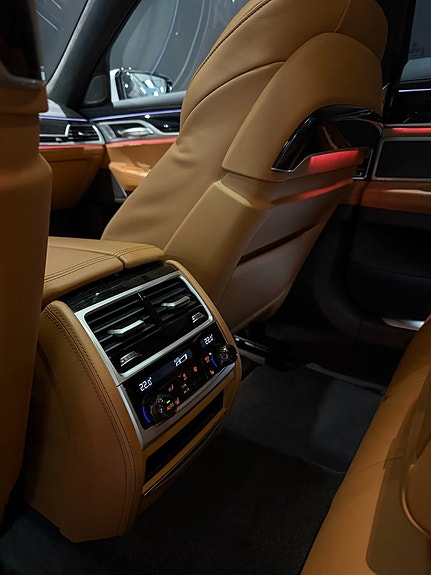 BMW 750i 12 of 22