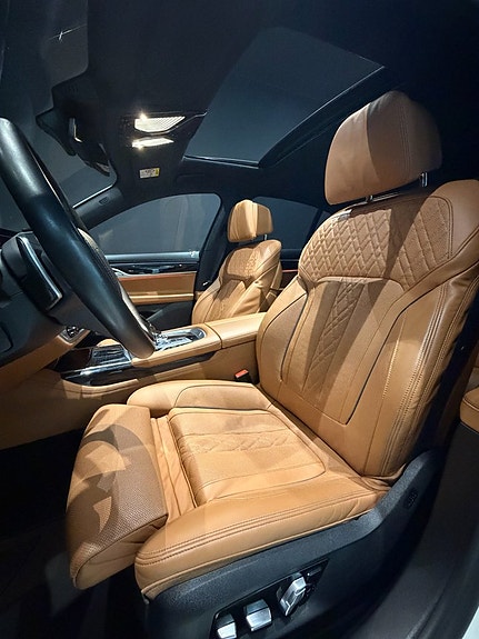 BMW 750i 15 of 22