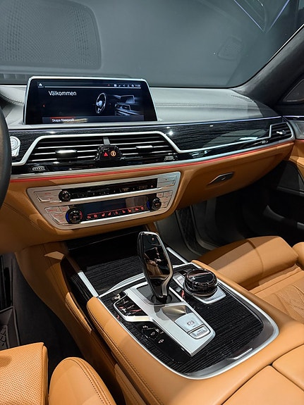 BMW 750i 17 of 22