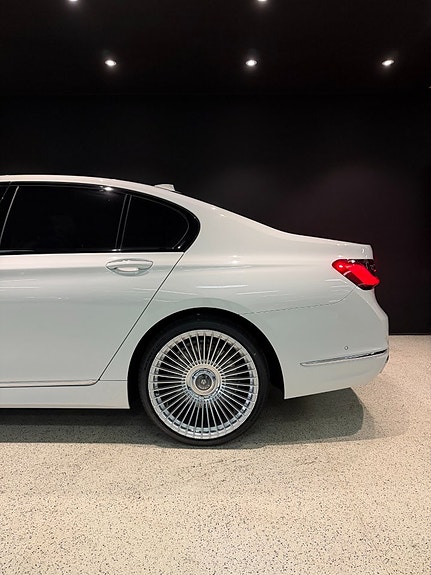 BMW 750i 4 of 5