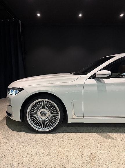 BMW 750i 5 of 5