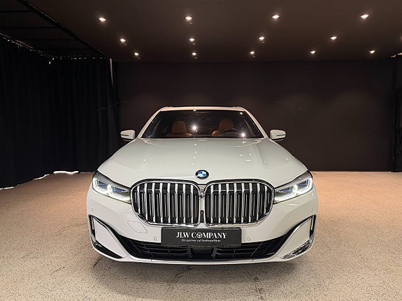 BMW 750i 2 of 5