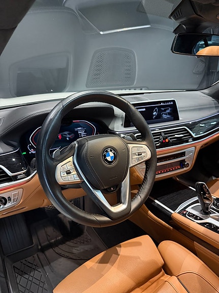 BMW 750i 16 of 22
