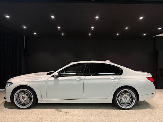BMW 750i 3 of 5