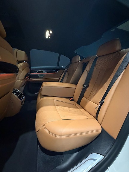 BMW 750i 11 of 22