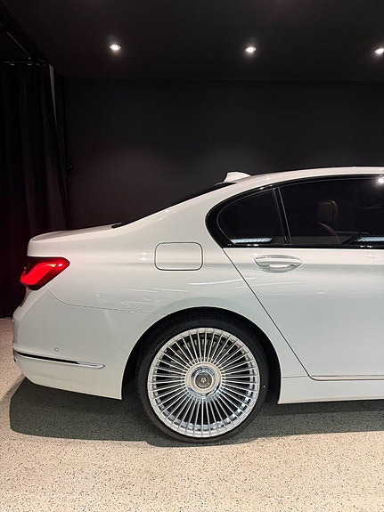 BMW 750i 8 of 22