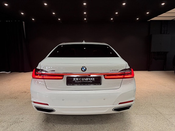 BMW 750i 9 of 22
