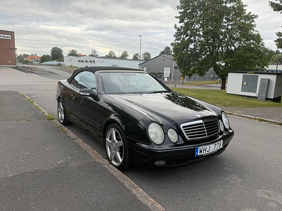 Mercedes-Benz CLK320 3 of 11