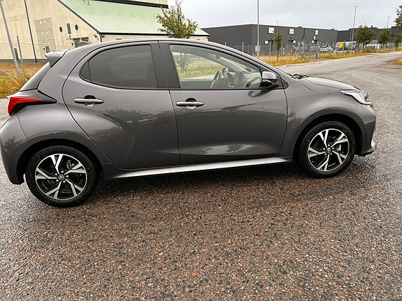 Toyota Yaris 2 of 14