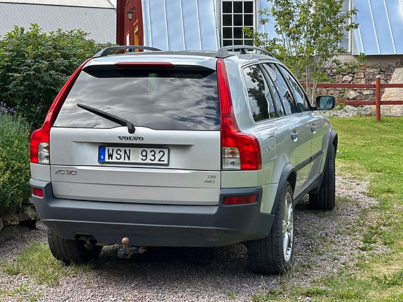 Volvo XC90 2 of 7