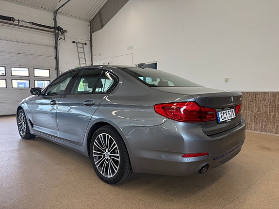 BMW 530e 4 of 5