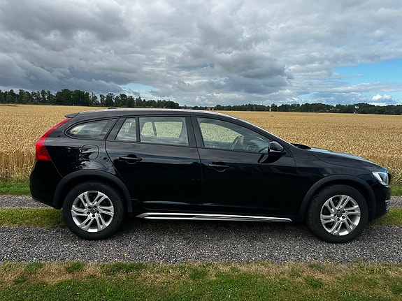 Volvo V60 Cross Country 2 of 8