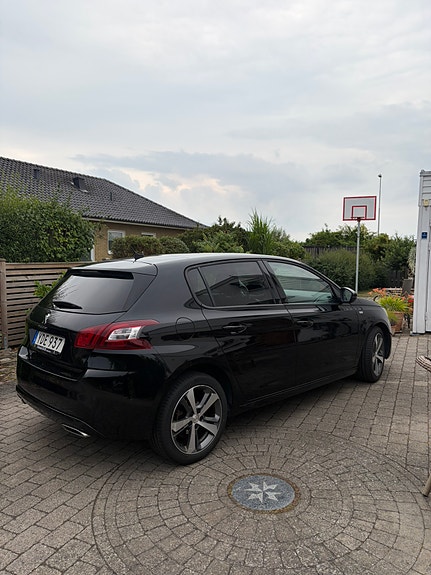 Peugeot 308 2 of 4