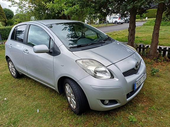 Toyota Yaris 2 of 7
