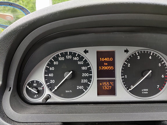 Mercedes-Benz B180 3 of 3
