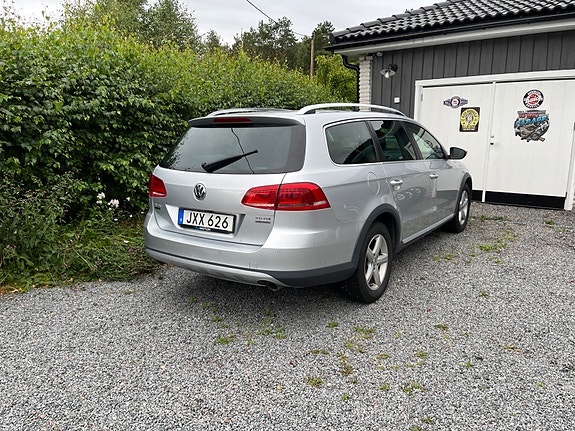 Volkswagen Passat Alltrack 2 of 4
