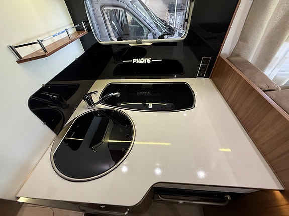 Pilote G746 höga långbäddar, elektrisk taksäng, stort garage m.m 7 of 14