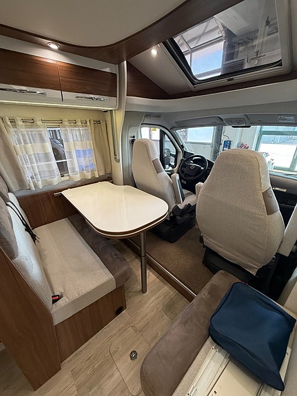 Pilote G746 höga långbäddar, elektrisk taksäng, stort garage m.m 6 of 14