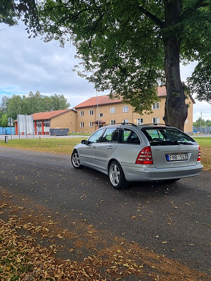 Mercedes-Benz C230 4 of 13