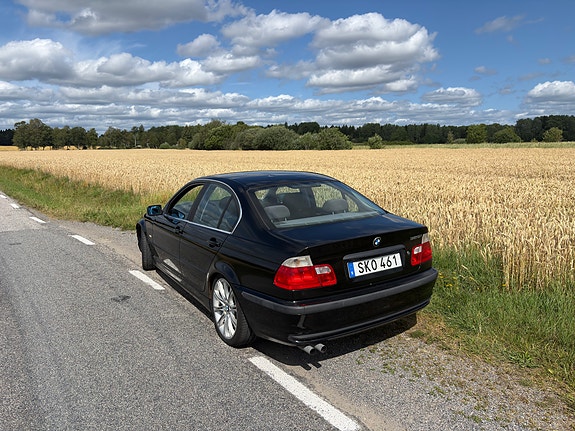 BMW 325i 2 of 5