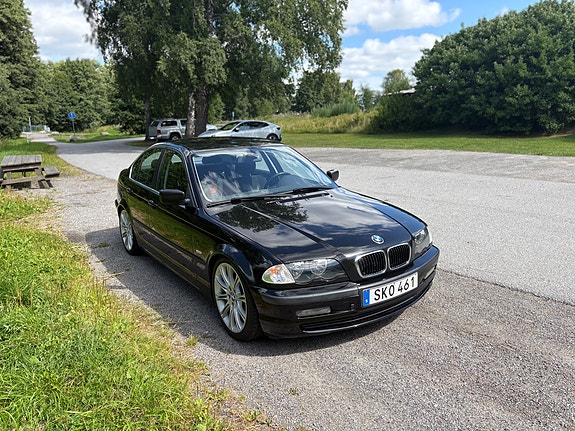 BMW 325i 3 of 5