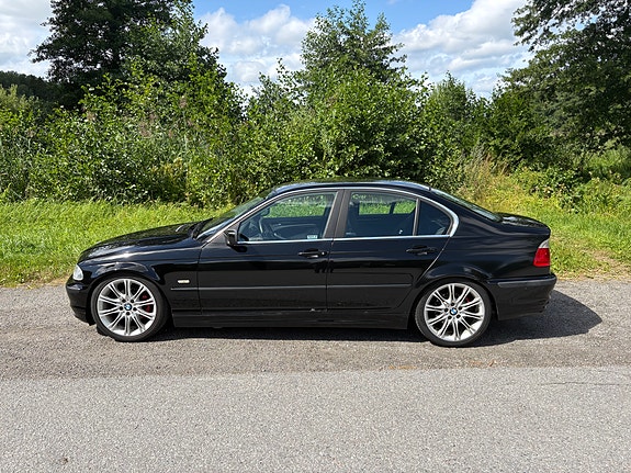 BMW 325i 4 of 5