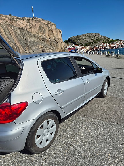 Peugeot 307 2 of 5