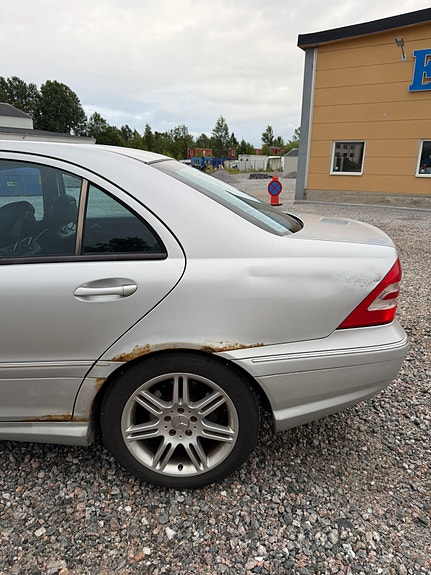 Mercedes-Benz C32 5 of 14