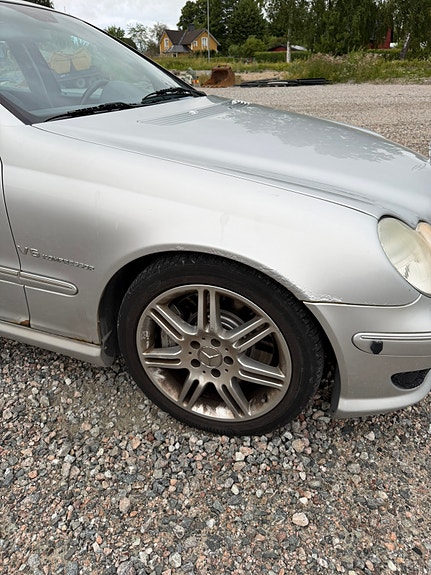 Mercedes-Benz C32 8 of 14