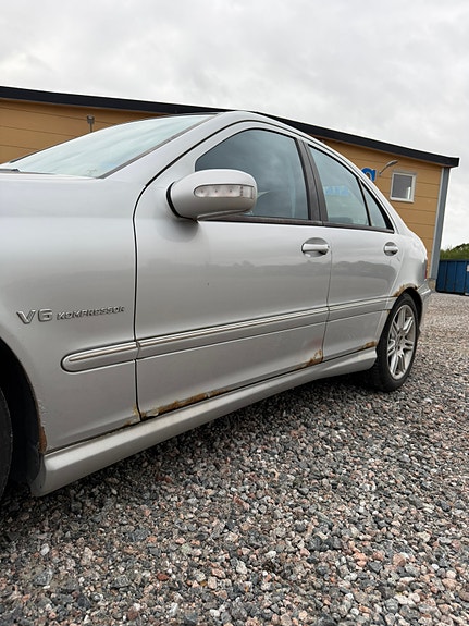 Mercedes-Benz C32 6 of 14