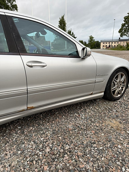 Mercedes-Benz C32 10 of 14